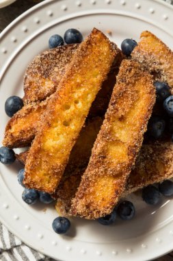 Ev yapımı Fransız Tostları. Şerbetli ve meyveli.