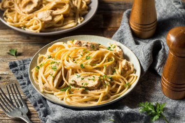 Ev yapımı Fettuccine Alfredo Makarnası Yemeye Hazır