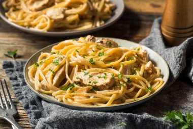 Ev yapımı Fettuccine Alfredo Makarnası Yemeye Hazır