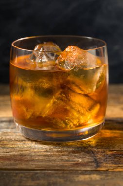 İçkili Tazeleyici Fransız Bağlantısı Konyaklı Kokteyl