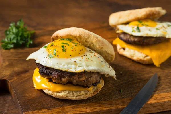 Sandwich Bollo Casero Salchicha Huevo Para Desayuno —  Fotos de Stock