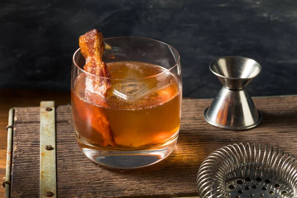 Boozy Maple Bacon Old Fashioned Cocktail Com Bourbon — Fotografia de Stock