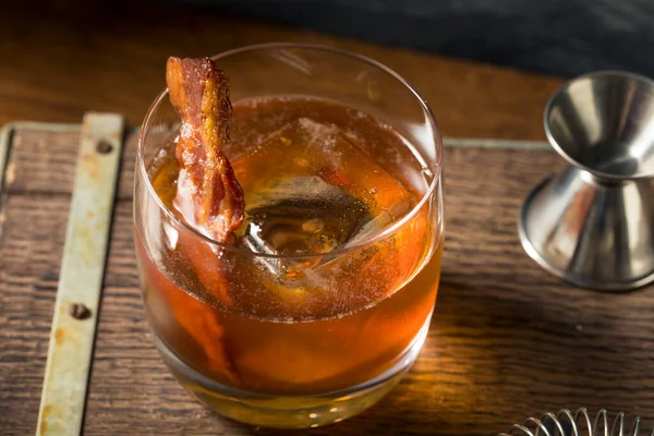 Boozy Maple Bacon Old Fashioned Cocktail Com Bourbon — Fotografia de Stock