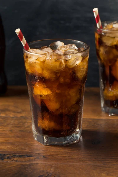 Δροσιστικό Κρύο Σκούρο Αναψυκτικό Cola Ένα Straw — Φωτογραφία Αρχείου