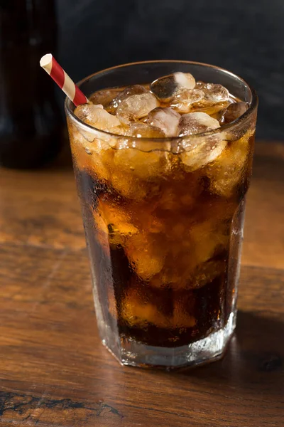 Frissítő Hideg Dark Cola Soft Drink Szívószállal — Stock Fotó