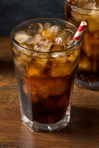 Frissítő Hideg Dark Cola Soft Drink Szívószállal — Stock Fotó