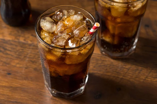 Soft Drink Rinfrescante Alla Cola Fredda Scura Con Cannuccia — Foto Stock