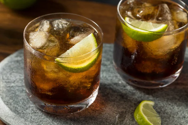 Erfrischender Cuba Libre Cocktail Mit Rum Und Limette — Stockfoto