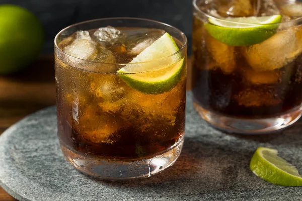 Erfrischender Cuba Libre Cocktail Mit Rum Und Limette — Stockfoto