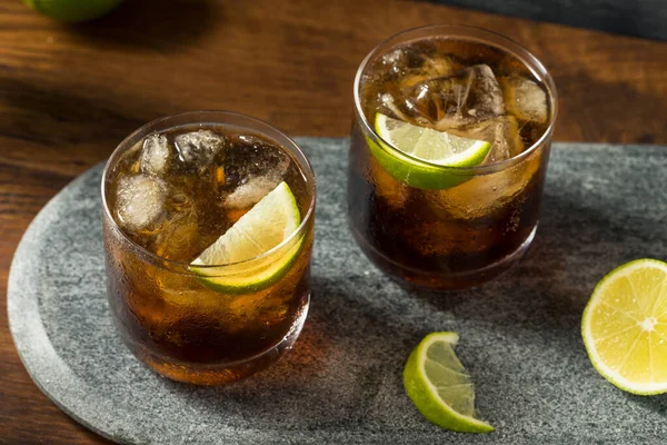 Boozy Uppfriskande Kuba Libre Cocktail Med Rom Och Lime — Stockfoto