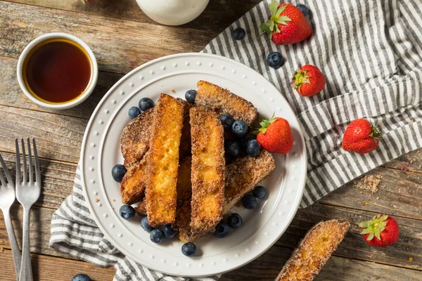 Domácí Francouzské Toasty Sirupem Ovocem — Stock fotografie