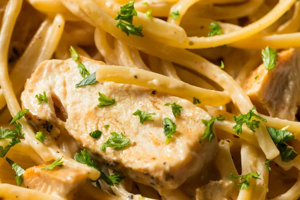 Yapımı Fettuccine Alfredo Makarnası Yemeye Hazır — Stok fotoğraf