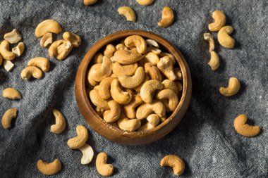 Kase içinde çiğ organik kabuklu ceviz.