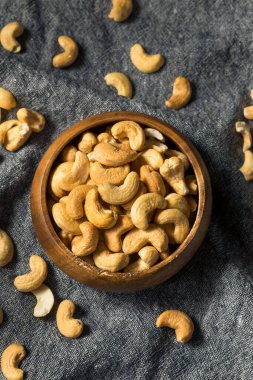 Kase içinde çiğ organik kabuklu ceviz.