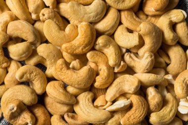 Kase içinde çiğ organik kabuklu ceviz.