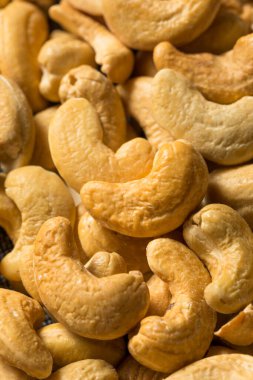 Kase içinde çiğ organik kabuklu ceviz.