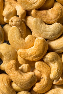 Kase içinde çiğ organik kabuklu ceviz.