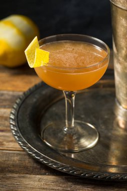 İçki Tazeleyen Brandy Champs Elysees Limon ve Chartreuse ile Kokteyl