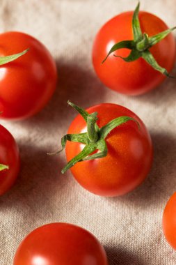 Çiğ Kırmızı Organik Kiraz Domatesleri Yemeye Hazır