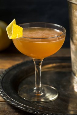 İçki Tazeleyen Brandy Champs Elysees Limon ve Chartreuse ile Kokteyl