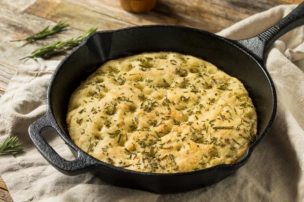 Gourmet Rosemary Skillet Focaccia Bröd Med Olivolja — Stockfoto