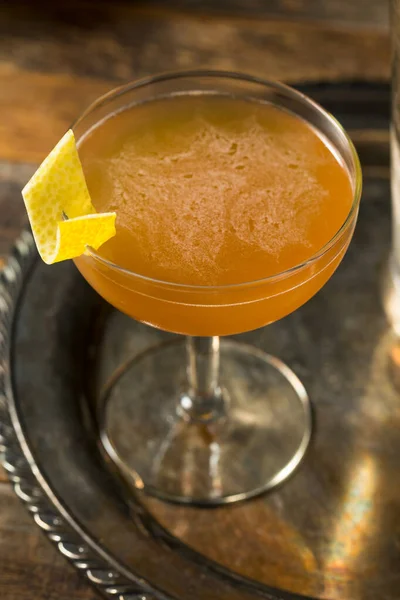 Boozy Uppfriskande Brandy Champs Elysees Cocktail Med Citron Och Chartreuse — Stockfoto