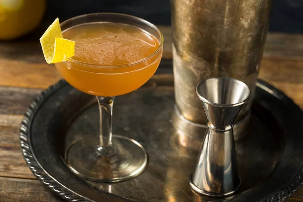 Boozy Uppfriskande Brandy Champs Elysees Cocktail Med Citron Och Chartreuse — Stockfoto