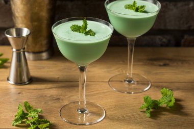 Donmuş Ayyaş Naneli Çekirge Kakao Kremalı Kokteyl
