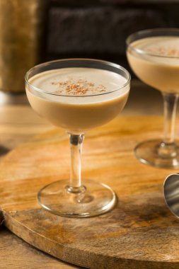 İçki İçen Brendi Alexander Kakao Kremalı Kokteyl