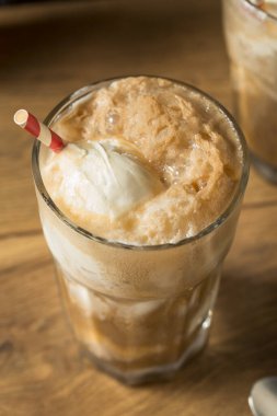 Ev yapımı Kahverengi İnek Dondurması ve Kola.