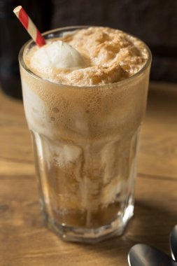 Ev yapımı Kahverengi İnek Dondurması ve Kola.