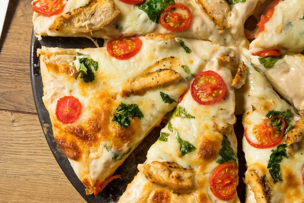 Domácí Kuřecí Alfredo Pizza Rajčaty Bazalkou — Stock fotografie