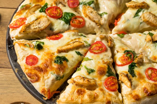 Domácí Kuřecí Alfredo Pizza Rajčaty Bazalkou — Stock fotografie