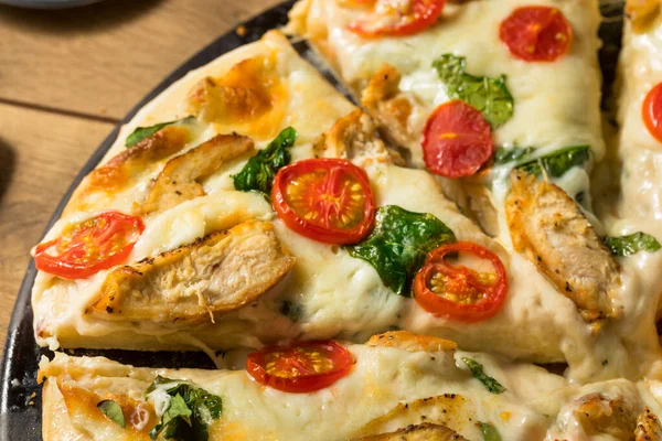 Hausgemachte Alfredo Pizza Mit Tomaten Und Basilikum — Stockfoto