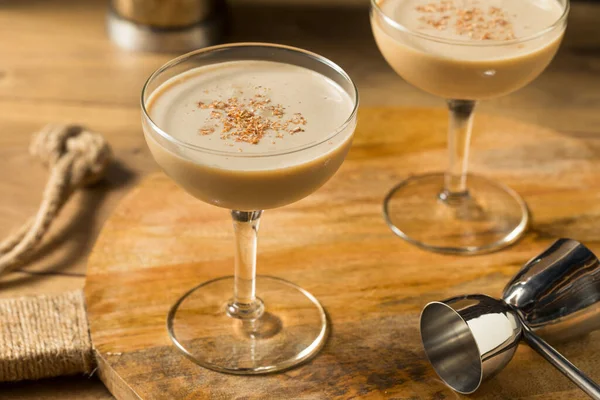 Boozy Erfrischender Brandy Alexander Cocktail Mit Creme Cacao — Stockfoto