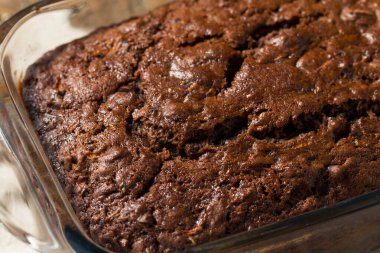 Ev yapımı çikolatalı kabaklı ekmek yemeye hazır.