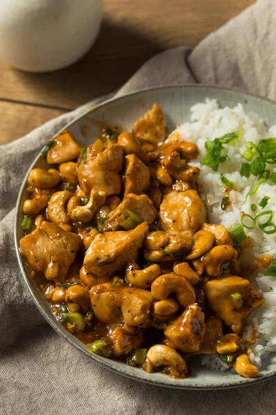 Hausgemachtes Chinesisches Cashew Huhn Mit Weißem Reis — Stockfoto