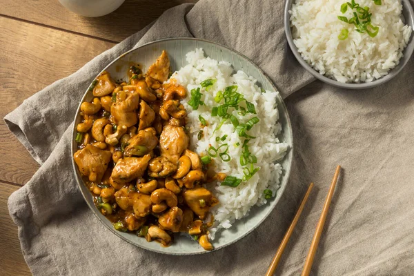 Frango Caju Chinês Caseiro Com Arroz Branco — Fotografia de Stock