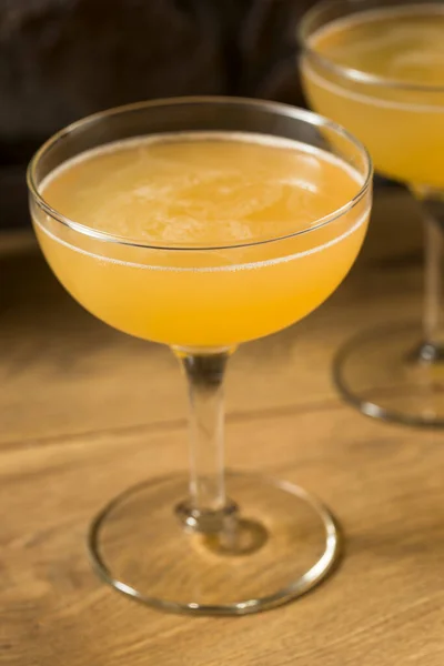 Boozy Uppfriskande Cognac Mellan Lakanen Cocktail Med Rom Och Citron — Stockfoto