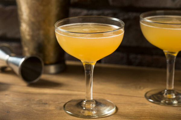 Освежающий коньяк "Между простынями" с ромом и лимоном