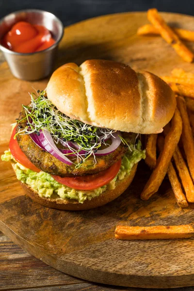 Hemlagad Ekologisk Vegansk Burgare Med Sötpotatisfrites — Stockfoto