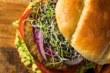 Ev yapımı organik vejetaryen burger ve patates kızartması.