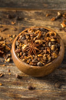 Kuru Organik Düşünme Baharatları Sıcak Şarap Kasesinde