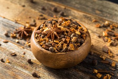 Kuru Organik Düşünme Baharatları Sıcak Şarap Kasesinde