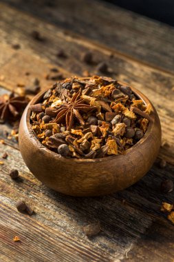 Kuru Organik Düşünme Baharatları Sıcak Şarap Kasesinde