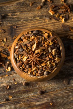 Kuru Organik Düşünme Baharatları Sıcak Şarap Kasesinde