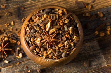 Kuru Organik Düşünme Baharatları Sıcak Şarap Kasesinde