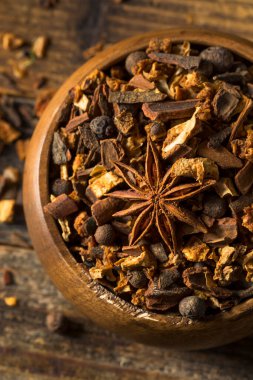 Kuru Organik Düşünme Baharatları Sıcak Şarap Kasesinde