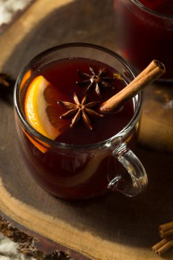 Portakal ve Baharatlı Sıcak Sıcak Sıcak Şarap