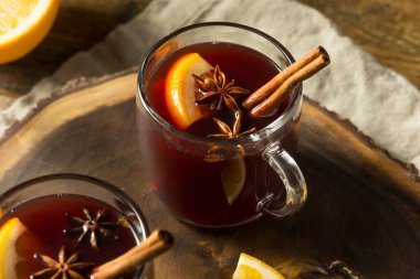 Portakal ve Baharatlı Sıcak Sıcak Sıcak Şarap